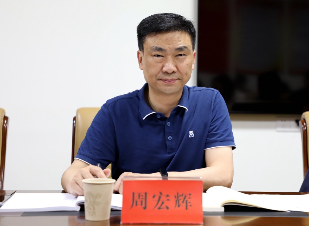 市委政研室主任周宏辉主持学习,室领导周晓明,邹舸,杨青青,陈植华